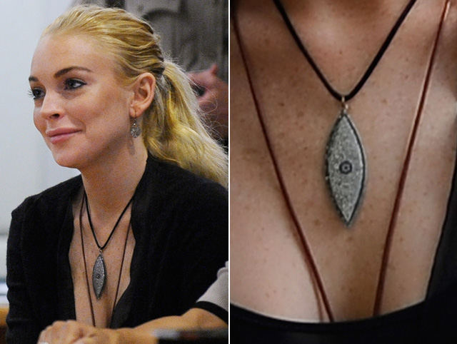 Nữ diễn viên, ca sỹ người Mỹ Lindsay Lohan đeo biểu tượng Evil Eye trong ngày cô đi hầu tòa khi sự nghiệp bị trượt dốc bởi nổi tiếng khi quá trẻ