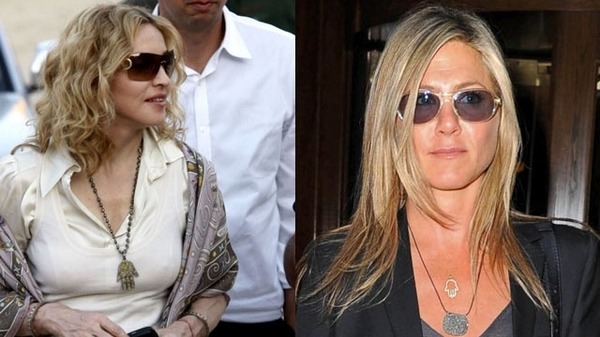 Nữ hoàng nhạc Pop Madonna (bên trái) và nữ diễn viên Jennifer Aniston (bên phải) đều yêu thích trang sức có biểu tượng Hamsa